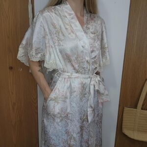 Natori Vintage Floral Lace Trimmed Robe